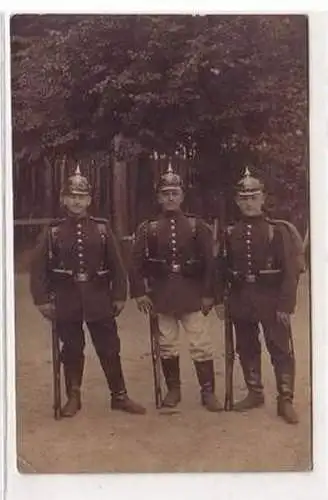 56056 Foto Ak Riesa Soldaten mit Pickelhaube 1908