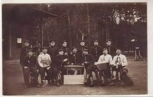 52829 Foto AK Gemütlicher Sonntag in Zeithain Gruppe Soldaten 1912