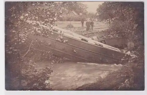 59846 Foto Ak Glashütte beim Hochwasser entgleister Zug im Fluß 1916