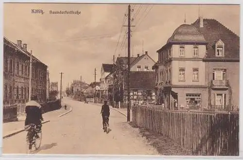 32942 Ak Kötitz Naundorferstrasse mit 2 Radfahrern um 1920