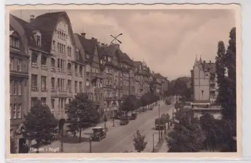 53444 AK Plauen im Vogtland - Straßenansicht mit Automobilen und Tankstelle 1936