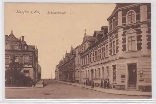 25197 Ak Hartha in Sachsen Schillerstrasse mit Eckladen um 1930