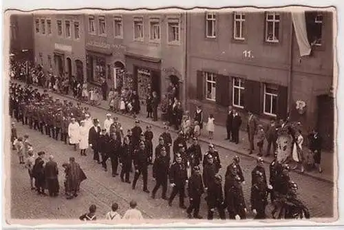 67396 Foto Ak Penig Geschäftsstrasse mit Festumzug um 1920