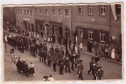 67397 Foto Ak Penig Geschäftsstrasse mit Festumzug um 1920