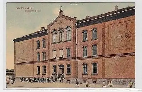 64055 Ak Schkeuditz städtische Schule mit spielenden Kindern um 1910