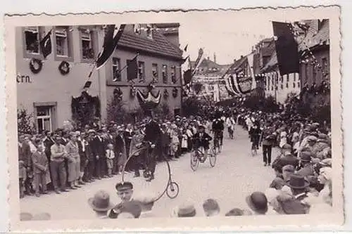 67391 Foto Ak Burgstädt Geschäftsstrasse mit Festumzug um 1920