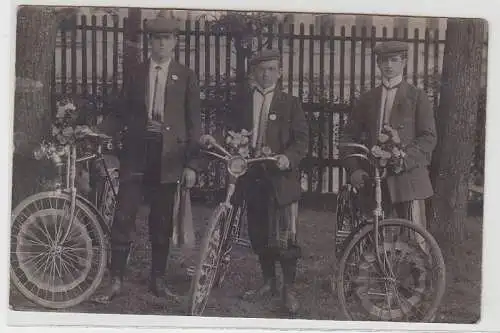 69414 Foto Ak Niederhasslau 3 Fahrradfahrer 1911