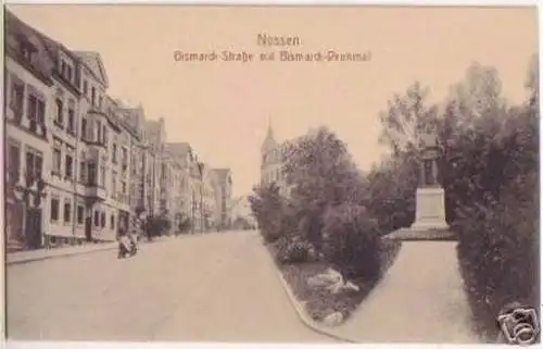 17755 Ak Nossen Bismarckstraße mit Denkmal um 1910