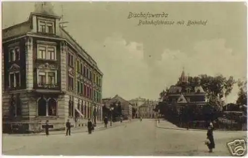 17753 Ak Bischofswerda Bahnhofstraße mit Bahnhof 1909