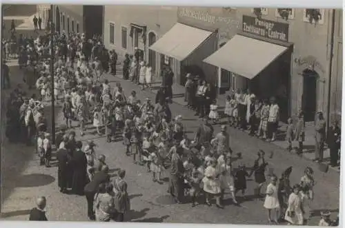 92350 Foto Ak Penig Festumzug vor Textilwarenzentrale um 1920