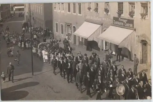 91511 Foto Ak Penig Festumzug vor Textilwarenzentrale um 1920