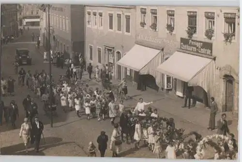 90716 Foto Ak Penig Festumzug vor Textilwarenzentrale um 1920