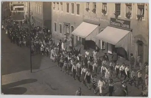 88506 Foto Ak Penig Festumzug vor Textilwarenzentrale um 1920