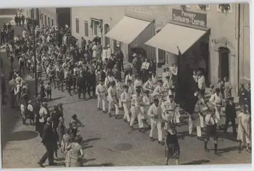 86080 Foto Ak Penig Festumzug vor Schokoladenfabrik um 1920