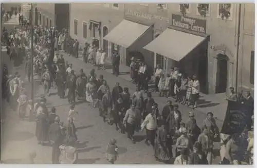 71008 Foto Ak Penig Festumzug vor Textilwarenzentrale um 1920