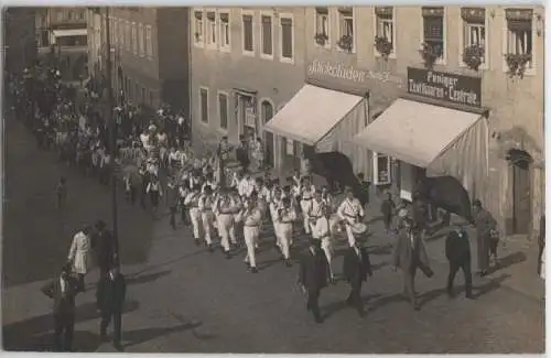 69811 Foto Ak Penig Festumzug vor Textilwarenzentrale um 1920