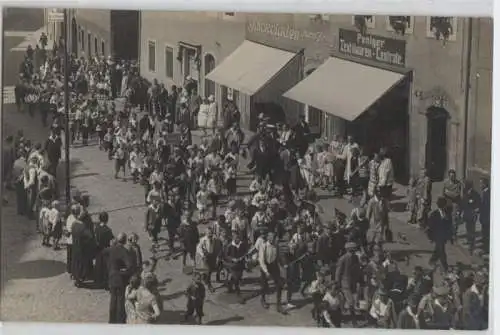 67975 Foto Ak Penig Festumzug vor Textilwarenzentrale um 1920