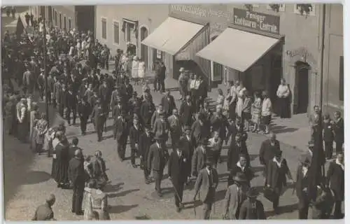 67551 Foto Ak Penig Festumzug vor Textilwarenzentrale um 1920