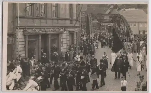 68088 Foto Ak Penig Festumzug an der Brücke um 1920