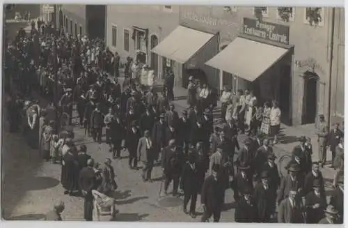 55909 Foto Ak Penig Festumzug vor Textilwarenzentrale um 1920