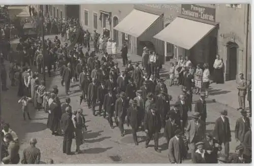 51539 Foto Ak Penig Festumzug vor Textilwarenzentrale um 1920