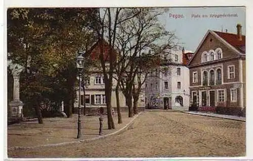 37307 Ak Pegau Platz am Kriegerdenkmal um 1920