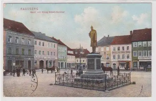 94832 Ak Radeberg - Marktplatz mit König Albert-Denkmal und Geschäften 1911