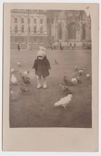 94051 Foto Ak Leipzig Paulinerkirche Kind füttert Tauben 1933