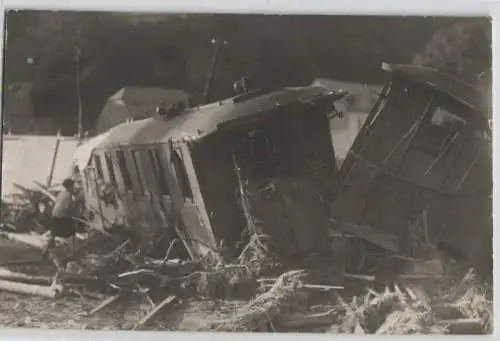 92165 Foto AK Weissig Großenhain Überschwemmungsgebiet m. angespülter Eisenbahn