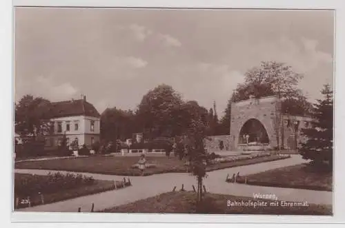 52696 Ak Wurzen - Bahnhofsplatz mit Ehrenmal 1930