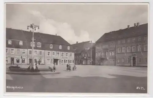 93657 Foto Ak Königsbrück - Marktplatz mit Brunnen und Geschäften 1940