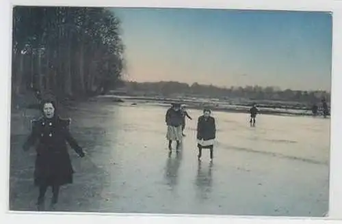 57843 Foto Ak Berlin Kinder auf dem Eis mit Schlittschuhen 1910