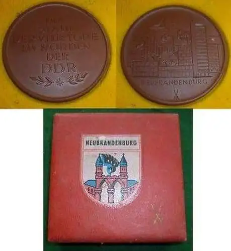 DDR Porzellan Medaille Neubrandenburg im Etui