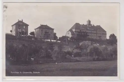 07739 Ak Schönau bei Chemnitz - Schule und davor liegende Gartenanlage 1930