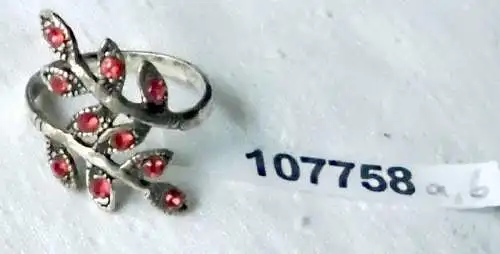 Dekorativer Damen Ring Blattranke aus 925er Silber mit roten Steinchen