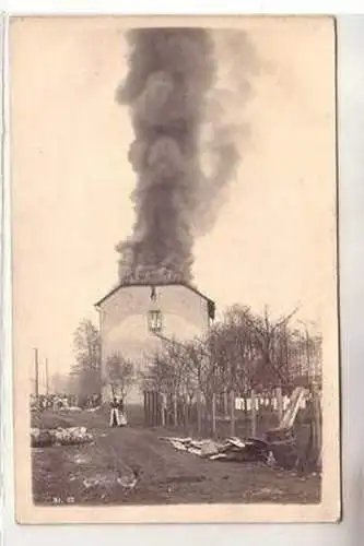 58214 Original Foto Ak Brennendes Haus Rauchsäule 2. Weltkrieg