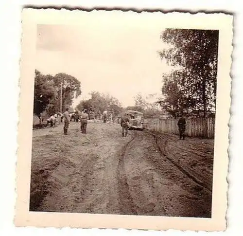 61003 Original Foto Deutsche Soldaten LKW steckt im Schlamm fest im 2. Weltkrieg