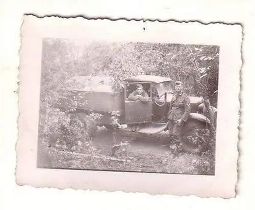 61171 Foto Deutsche Soldaten mit LKW im Wald 2. Weltkrieg