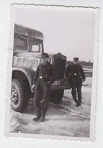 64156 Foto Deutsche Soldaten vor LKW im Winter 2. Weltkrieg