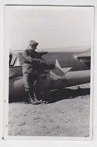 62020 Foto Luftwaffen Soldat vor abgeschossenem Russen Flugzeug 2. Weltkrieg