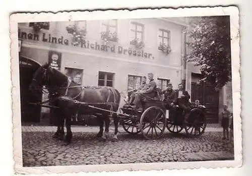 62383 Foto Deutsche Soldaten mit Pferdekutsche vor Gasthof im 2. Weltkrieg