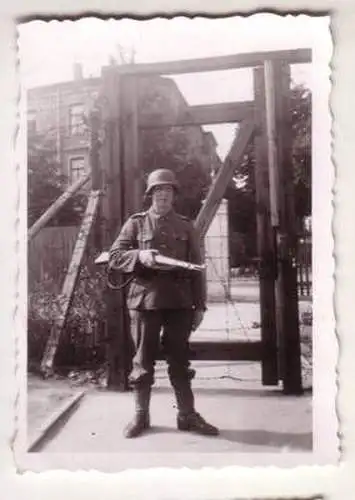 Original Foto Deutscher Soldat Wache vor Stacheldraht Tor im 2. Weltkrieg 1944