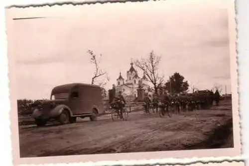 Original Foto Russland Deutsche Marschkolonne mit LKW im 2. Weltkrieg