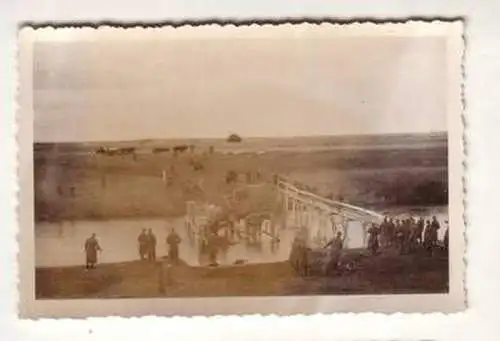 Original Foto Russland Soldaten marschieren über Behelfsbrücke im 2. Weltkrieg