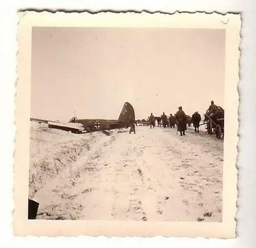 60892 Original Foto notgelandetes Junkers Flugzeug in Russland im 2. Weltkrieg