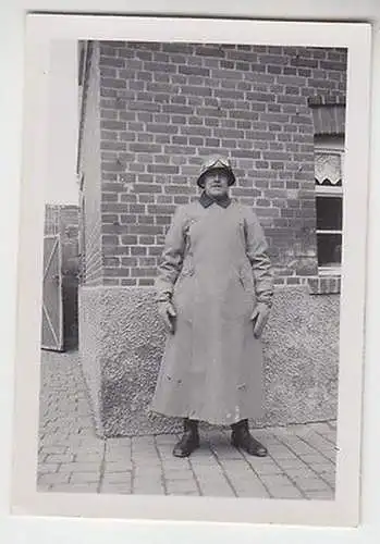 65581 Foto Wehrmacht Kradmelder mit Mantel, Helm und Brille 2. Weltkrieg