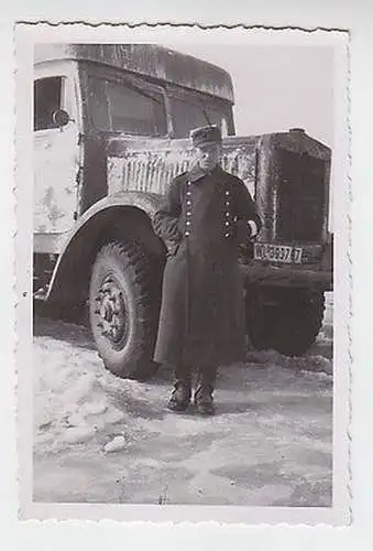 64155 Foto Deutscher Soldat vor LKW im Winter 2. Weltkrieg