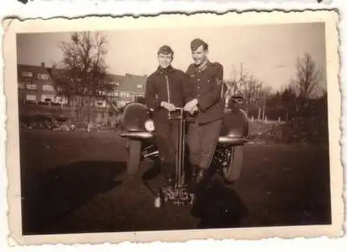 Original Foto 2 Soldaten mit Wagenheber vor PKW 2. Weltkrieg