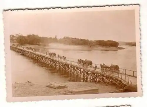 Original Foto Russland deutsche Marschkolonne auf Behelfsbrücke 2. Weltkrieg