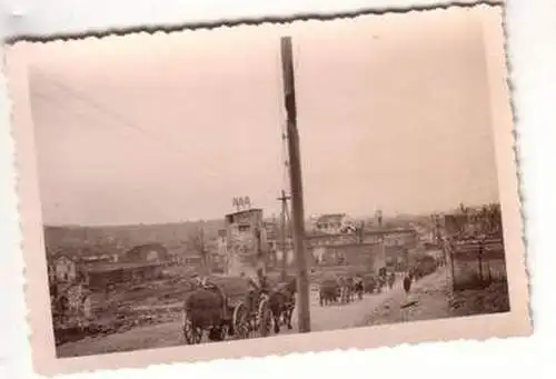 Original Foto Russland Kolonne fährt durch zerstörte Stadt im 2. Weltkrieg